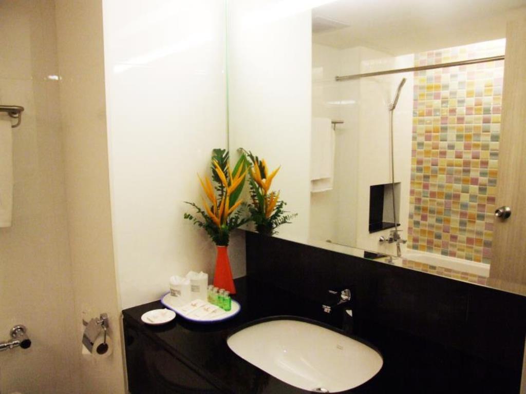 Grand Tower Inn Sathorn Hotel Бангкок Екстер'єр фото
