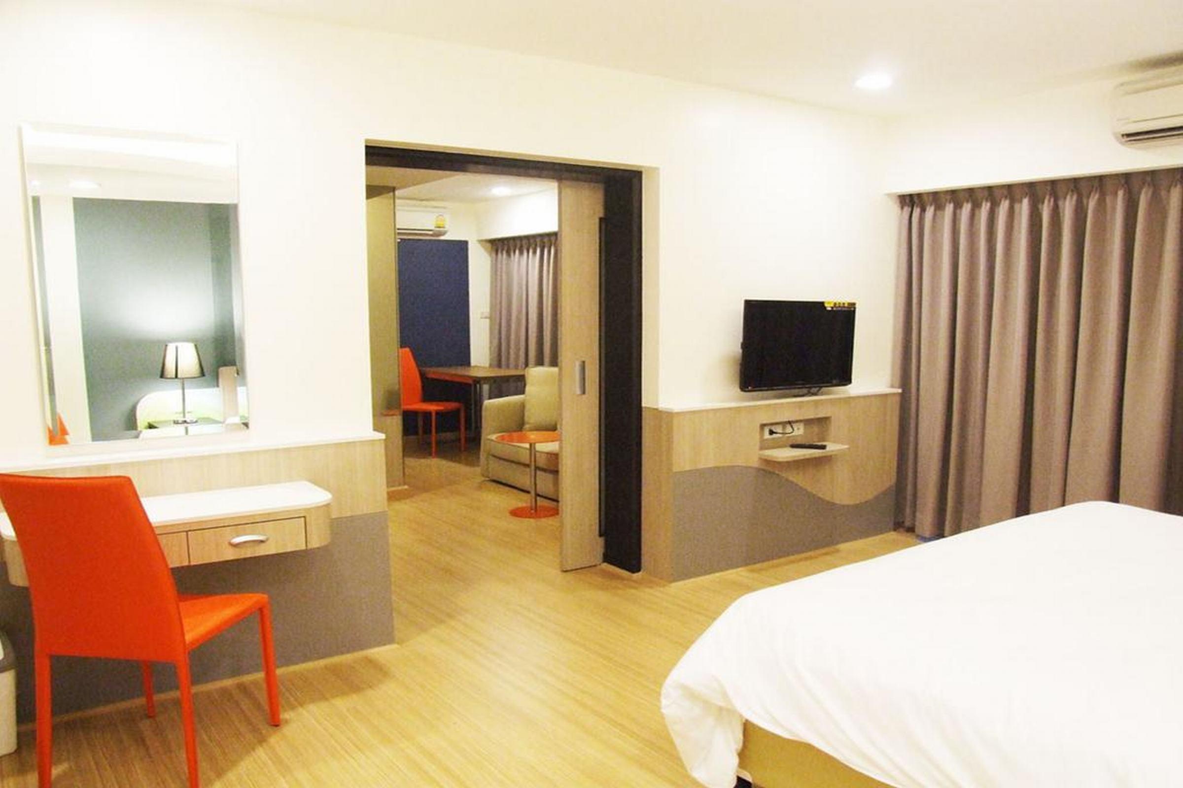 Grand Tower Inn Sathorn Hotel Бангкок Екстер'єр фото