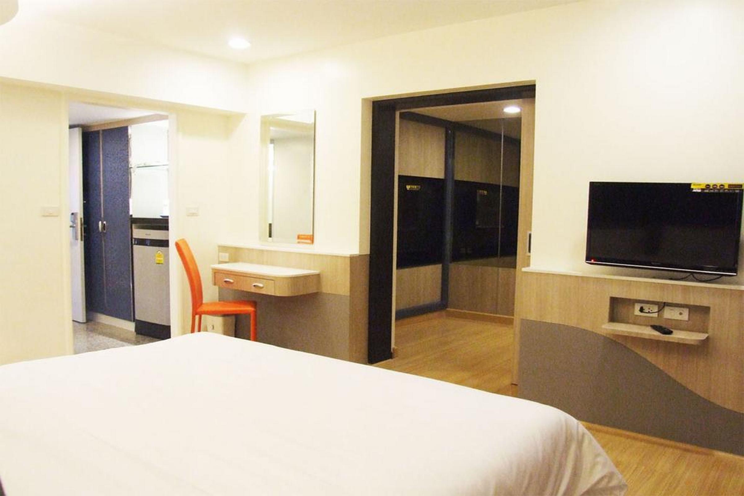 Grand Tower Inn Sathorn Hotel Бангкок Екстер'єр фото