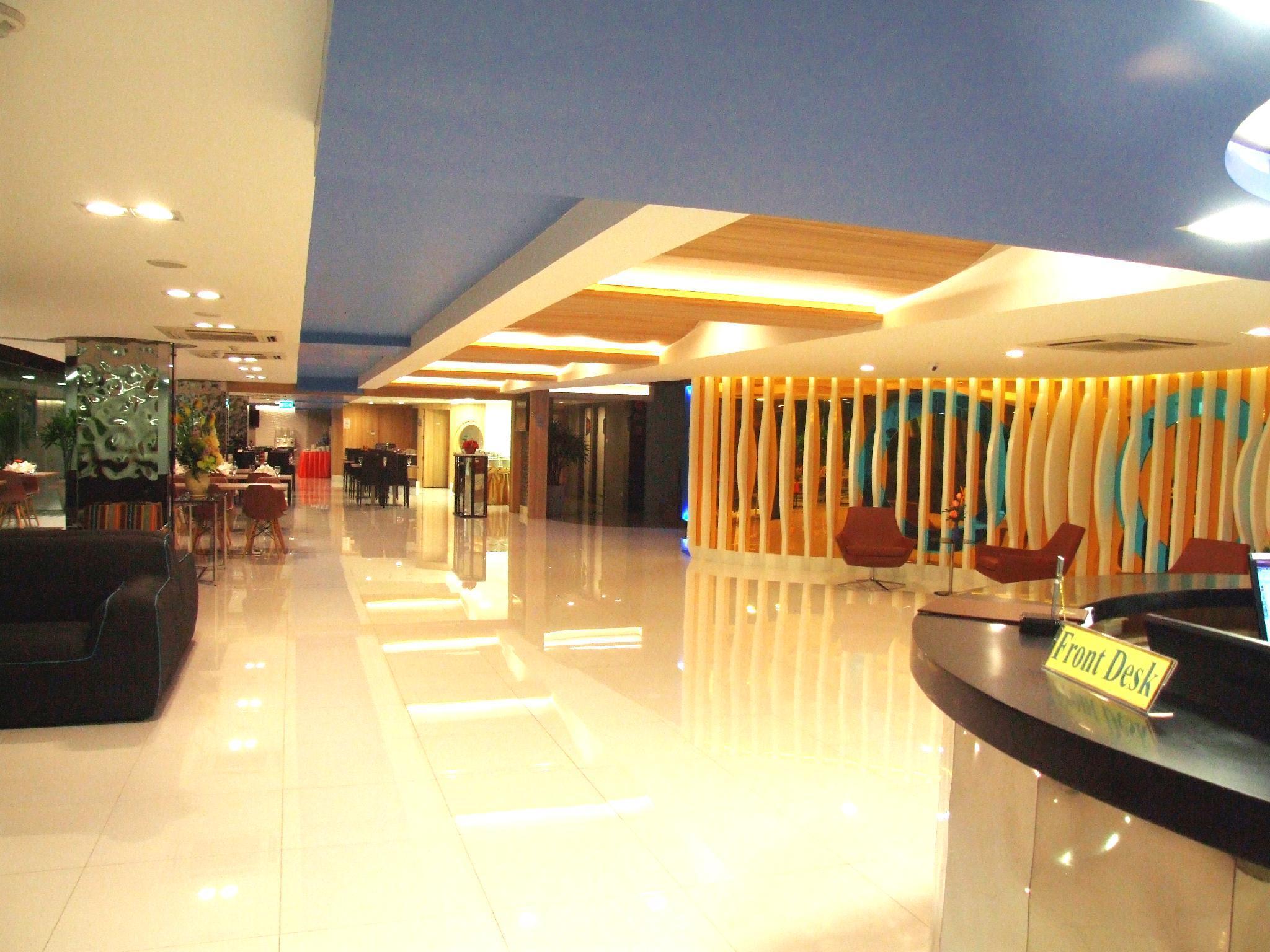 Grand Tower Inn Sathorn Hotel Бангкок Екстер'єр фото