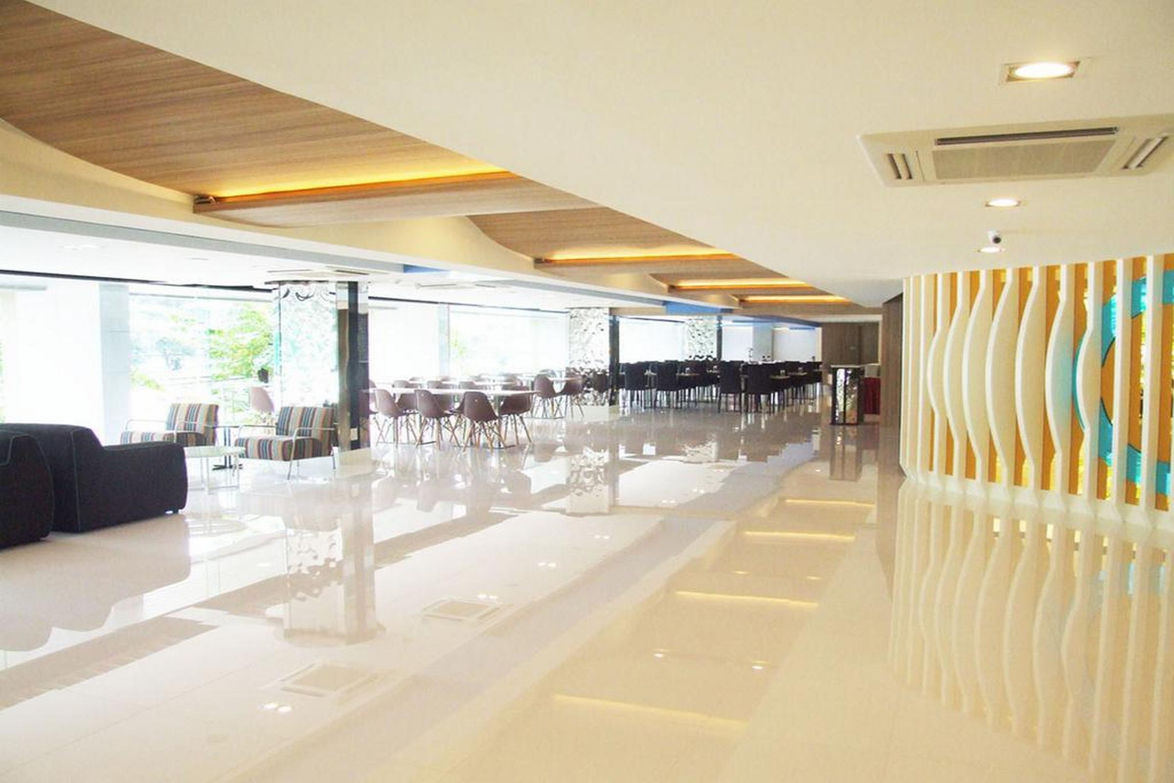 Grand Tower Inn Sathorn Hotel Бангкок Екстер'єр фото