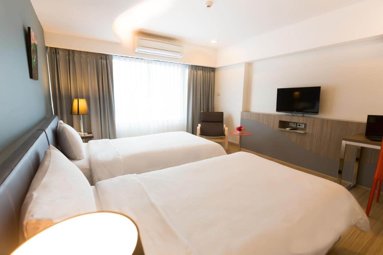 Grand Tower Inn Sathorn Hotel Бангкок Екстер'єр фото